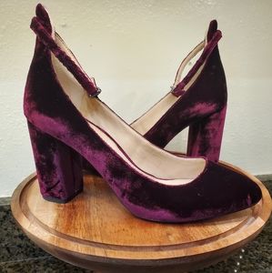 Like new Gianni Bini burgundy velvet, thick heel w/ buckle ankle straps 7.5M